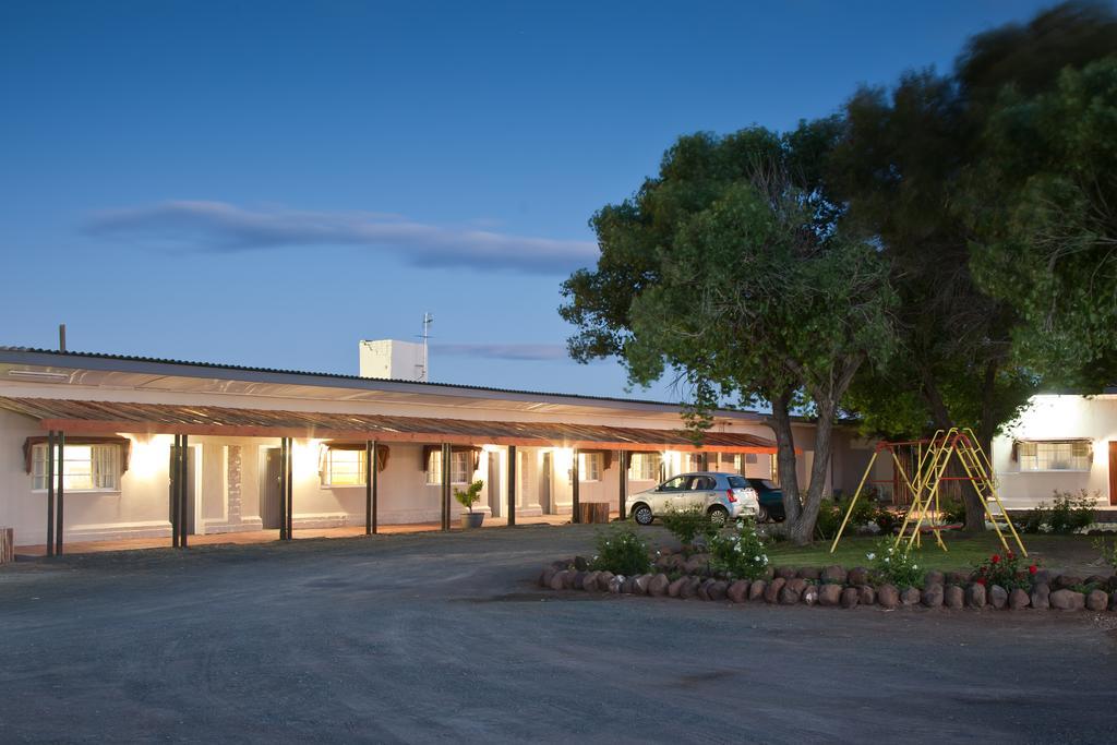 Wagon Wheel Country Lodge Beaufort West Bagian luar foto
