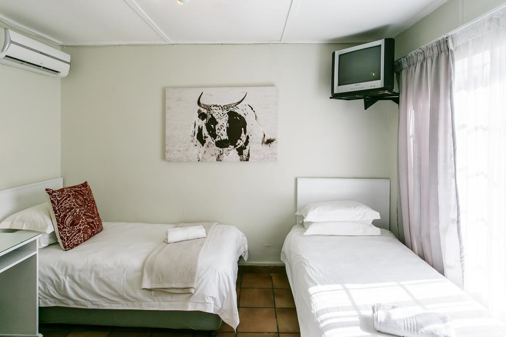 Wagon Wheel Country Lodge Beaufort West Bagian luar foto